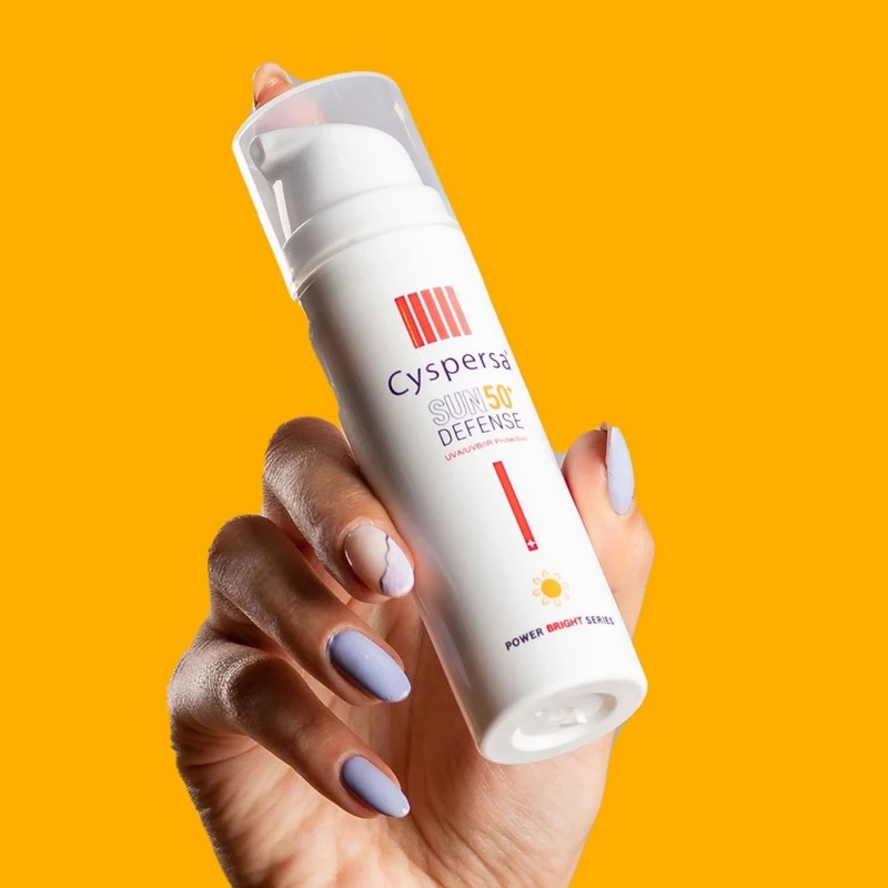 کرم ضدآفتاب فلوئید بی‌رنگ سیسپرسا مدل ضدلک SPF50 مناسب انواع پوست با محافظت در برابر UVA و UVB، روشن‌کننده با نیاسینامید